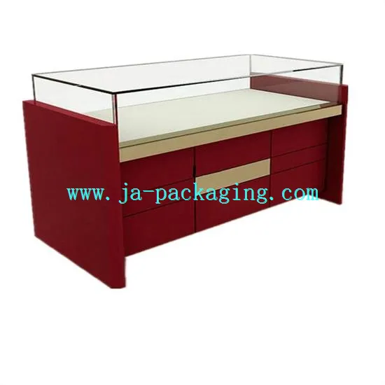 Κόκκινη ξύλινη βιτρίνα με ντουλάπια και συρτάρια